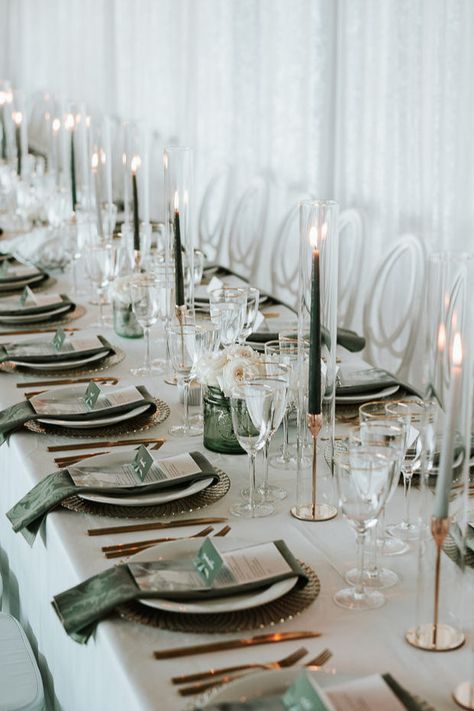 Elegant wedding tablescape Photo: @joelandjustyna Green And White Wedding Reception, Sage Green And White Wedding, Green Table Settings, Sage Green Wedding Theme, Green Tablescape, White Wedding Reception, Wedding Table Setup, Green And White Wedding, White Weddings Reception