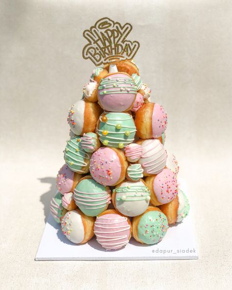 Donut Tower Cake Birthday, Mini Donuts Business, Donat Tower, Donuts Business, Rooftop Picnic, Picnic Bar, Donut Birthday Cake, Donut Decorating Ideas, Donut Tower