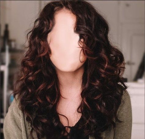 Long Wavy Hairstyles, Long Layered Curly Hair, Long Curly Haircuts, Dark Curly Hair, Natural Curly Hair Cuts, Layered Curly Hair, Curly Hair Photos, Wavy Haircuts, Medium Curly Hair Styles