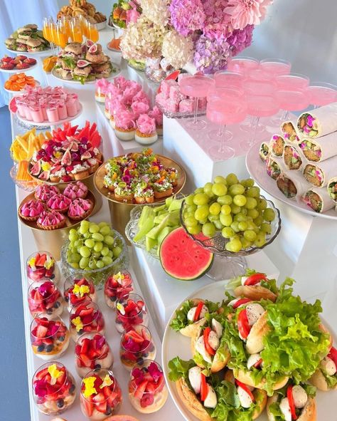 The beautiful food displays of @hayatandfay never cease to inspire and amaze us, like this elaborate grazing table! 🤩

When we think of catering, images of boring buffets on silver platters or sad plated meals often come to mind...so we love when caterers elevate their displays to become a focal point of the event. It's an opportunity to add to the beauty of an already gorgeous event, and a chance to tie in with the event decor! 

Follow @hayatandfay for more amazing creations. 💖 Hayat And Fay, Brunch Set Up, Ribbon Sandwiches, Wedding Meals, Chicken Mayo, Brunch Catering, Floral Brunch, Creative Catering, Food Set Up