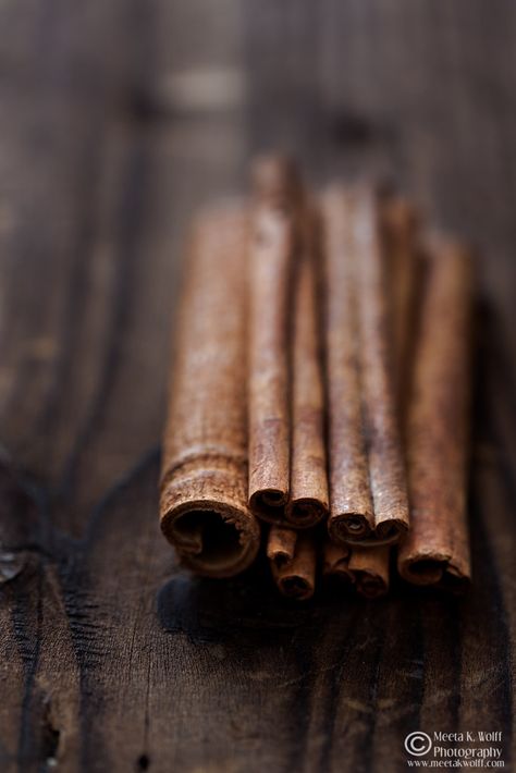 Macro Food Photography, Nigella Seeds, Ceylon Cinnamon, Whats For Lunch, Macro Meals, Cinnamon Swirl, Spices And Herbs, Macro Photography, Food Photo