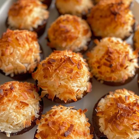 Coconut Macaroons - Recipes Time Macaroons Flavors, Macaroon Cookies Recipe, Mango Chocolate, Macaroons Recipe, Coconut Macaroons Recipe, Jelly Cookies, Best Chinese Food, Delicious Seafood Recipes, Macaroon Recipes