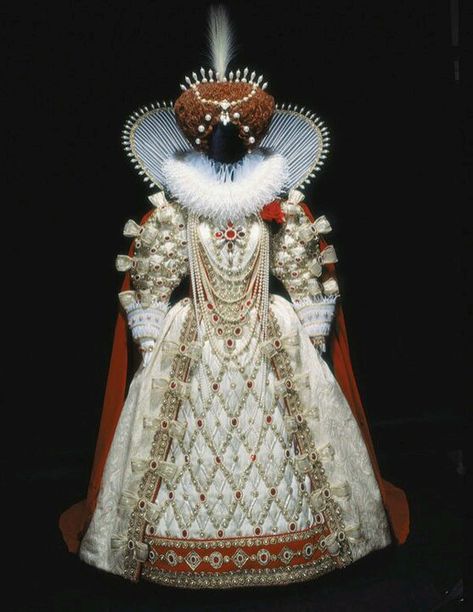 Queen Elizabeth I gown Bob Mackie Elizabethan Gown, Elizabethan Dress, Elizabethan Costume, Elizabethan Fashion, Tudor Fashion, Elizabethan Era, Whoopi Goldberg, Elizabeth I, Bob Mackie