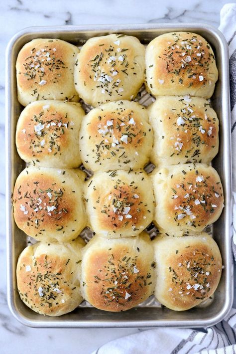 Rosemary Dinner Rolls, Rosemary Dinner, Soft Rolls, Thanksgiving Bread, Rosemary Bread, Homemade Rolls, Homemade Dinner Rolls, Dinner Rolls Recipe, Dinner Bread