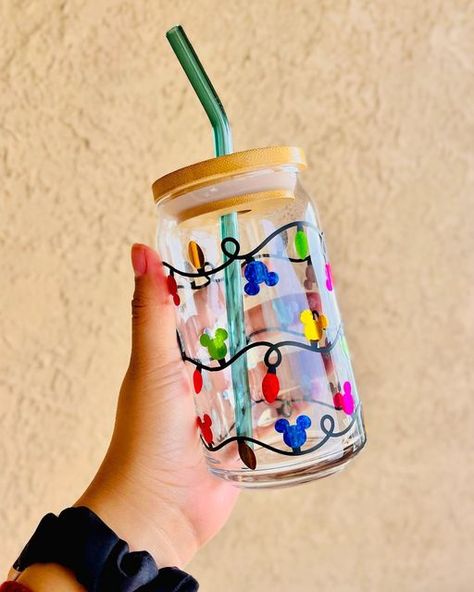 Vasos Aesthetic, Personalized School Supplies Labels, Can Glass Christmas, Holiday Tumblers, Hello Kitty Christmas Tree, Dishes Ideas, Glass Tumbler Design, Starbucks Cup Art, Beautiful Cups