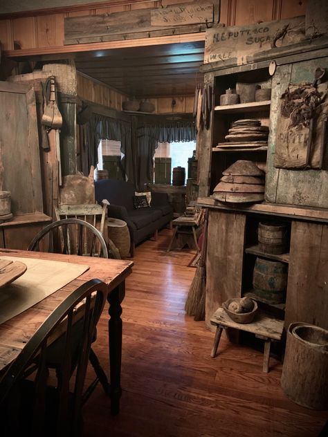 Antique Room Ideas, Primitive Home Decorating, Colonial Interiors, Gothic Living Room, Primitive Kitchens, Colonial Decorating, Primitive Dining Rooms, Country Cottage Interiors, Primitive Cupboards