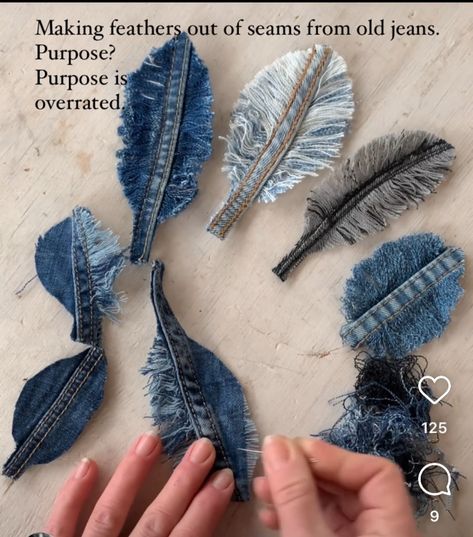 Jeans Decoration, Denim Bags From Jeans, Denim Jeans Ideas, Feather Keychain, Recycled Jeans Bag, Fabric Feathers, Denim Crafts Diy, Diy Textiles, Lace Bag