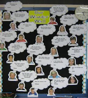 Wonder Wall. Create one before the start of a new unit then at the end see how many questions were answered and any new wonderings the students have. Image only Ib Classroom, Kindergarten Inquiry, Visible Thinking, Wonder Wall, Visible Learning, Inquiry Learning, Genius Hour, Class Organization, School Displays