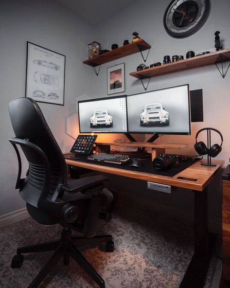 Photographers Desk Setup, Photographer Workspace Home, Photographer Desk Setup, Dual Monitor Setup Gaming, Editing Workspace, Photographer Desk, Photographer Workspace, Photographers Desk, Desk Vibes