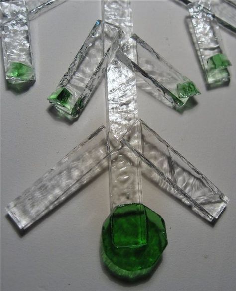 Glass Fusion Christmas Ornaments, Glass Snowflakes, Snowflake Ornaments Diy, Delphi Glass, Glass Art Products, Fused Glass Bowl, Fused Glass Plates, Glass Fusion Ideas, Glass Fusing Projects