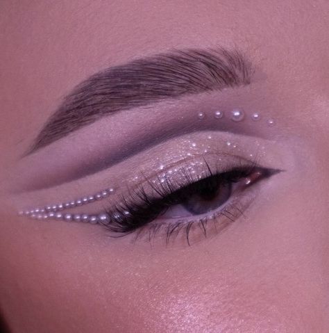 eye look Prom Things, Disco Aesthetic, Funky Makeup, Eyes Art, Makeup Icons, Graphic Makeup, Eye Makeup Pictures, Ethereal Makeup, Art Makeup