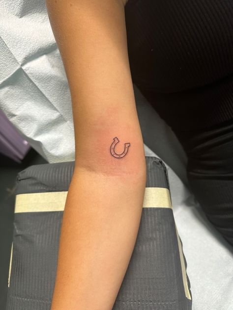 Shoe Horse Tattoo, Western Bicep Tattoo, Small Horseshoe Tattoos For Women, Meaningful Western Tattoos, Small Horse Shoe Tattoos, Western Tiny Tattoos, Horse Tattoo Stencil, Fine Line Horseshoe Tattoo, Horse Shoe Tattoo Design