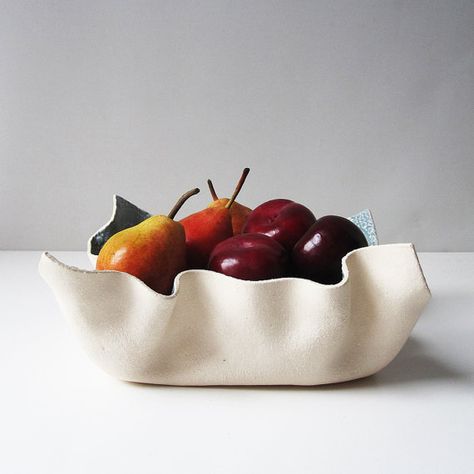 Cool fruit bowl Salad Bowl Ideas, Ceramic Handbuilding, Fruit Bowl Ceramic, Modern Fruit Bowl, Crochet Texture, Texture Wedding, Ceramic Fruit Bowl, Bowl Centerpiece, Cerámica Ideas