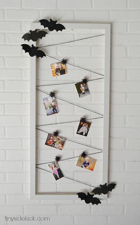 easy halloween photo display Wall Collage Picture Frames, Diy Halloween Door Decorations, Halloween Picture Frames, Diy Photo Display, Photo Frame Decoration, Homemade Home Decor, Diy Xmas Gifts, Halloween Photo, Halloween Tattoo