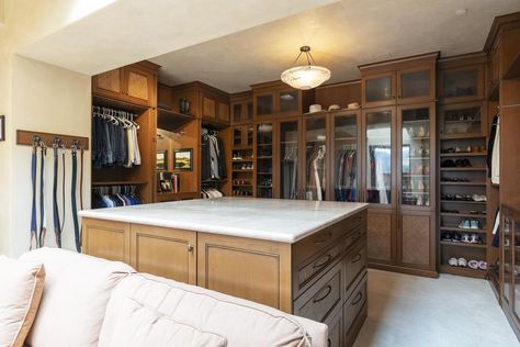 Billionaire Co-Founder of Sun Microsystems Scott McNealy Lists Silicon Valley Compound for $96.8M | American Luxury Billionaire Aesthetic, Master Closets, Billionaire Homes, Sun Microsystems, Large Tub, Sleek Kitchen, Safe Room, Dream Closets, Mansions For Sale