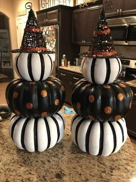 Cricut Fall Decorations Outdoor, Halloween Pumpkin Topiary, Stacked Pumpkin Topiary Diy, Halloween Stacked Pumpkins Diy, Diy Halloween Topiary, Halloween Topiary, Pumpkin Topiary Diy, Pumpkin Topiaries, Front Porch Halloween