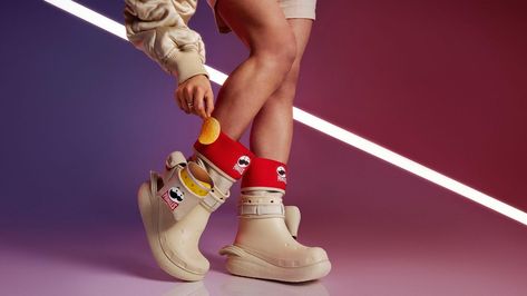 You Can Now Eat Pringles Directly Out Of Your Shoe Like You’ve Always Wanted Pringle Flavors, Chicken And Chips, Latin America Travel, Crocs Boots, Limited Edition Shoes, Brand Collaboration, Shoe Company, Rubber Shoes, Tv Entertainment