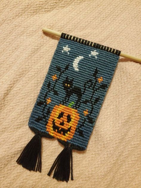 🎃👻 Happy Halloween, BraceletBook Community! This awesome wallhanging was made by skilled @andrizzle on BB ❤ Pattern #158137 by @paulasophi ENJOY! #HappyHalloween #SpookySeason #friendshipbracelet #bracelet #braceletbook #halloween #jackolantern #pumpkin #pumkinspice #blackcat #magic #spooky #trickortreat Free Crochet Bookmark, Bookmark Crochet Tutorial, Bookmark Easy, Wallhanging Patterns, Bookmark Crochet, Moon Flowers, Bookmark Pattern, Crochet Bookmark Pattern, Flowers Vines