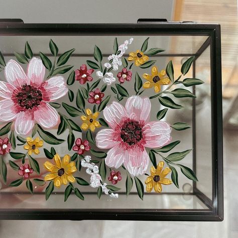 ALICE 🌸 on Instagram: "thinking pink 🌸✨💕" Painting On Glass Picture Frames, Mirror Glass Painting, Painting Box Ideas, Glass Frame Painting, Glass Painting Flowers, Flask Painting, Unique Christmas Gifts Diy, Diy Wine Glasses Painted, Painted Mirror Art