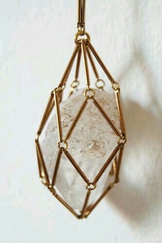 | pinterest- @ellevande | Crystal Cage, Caged Necklace, Diy Schmuck, Bijoux Diy, Quartz Pendant, Jewelry Trends, Stone Jewelry, Crystal Jewelry, Jewelry Crafts