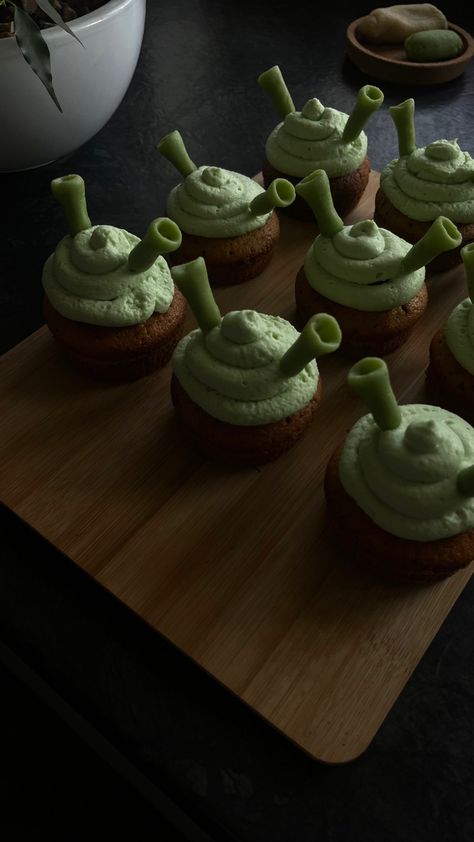 sztek muffins Shrek Art Ideas, Shrek Aesthetic Wedding, Shrek Appetizers, Shrek Parfait, Shrek Cupcakes Ideas, Shrek Themed Desserts, Shrek Wedding Aesthetic, Shrek Bridal Party, Shrek Cake Pops