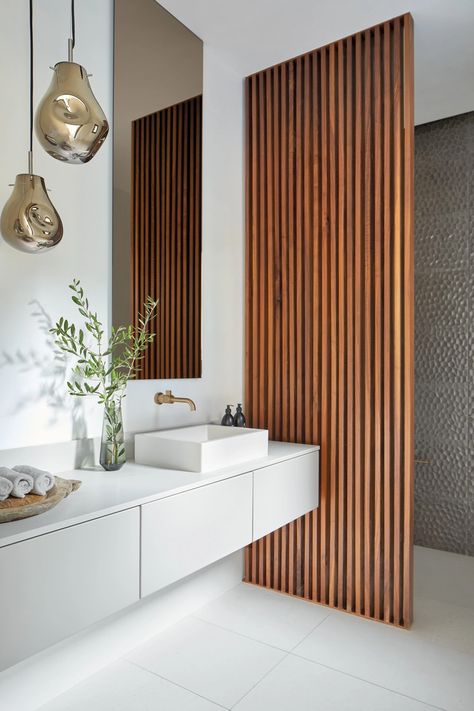 Bathroom Partitions, Casa Country, Bathroom Inspiration Decor, Small Bathroom Ideas, Luxe Interiors, Wood Bathroom, Bathroom Renos, Slat Wall, Wood Slats