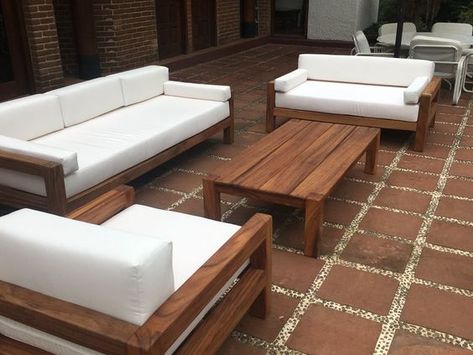 Wooden Patio Furniture, Diy Furniture Cheap, Wooden Patios, Outdoor Furniture Design, Diy Furniture Hacks, Pallet Outdoor, Diy Furniture Renovation, Pallet Furniture Outdoor, Wooden Sofa