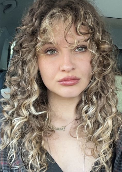 @gvogtt on insta Blonde Hair And Bangs, Curly Hair Money Piece, Money Piece Curly Hair, Balyage Blonde, Beige Hair, Dyed Curly Hair, Curly Bangs, Curly Hair With Bangs, Colored Curly Hair