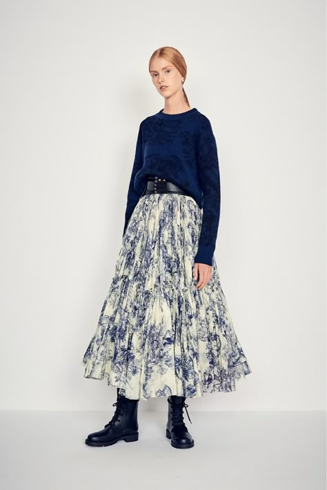 Tulle Skirts Outfit, Dior Skirt, Dior Style, Maxi Skirt Style, Chur, Women Fashion Edgy, Dior Fashion, Mode Inspo, Embroidery Fashion