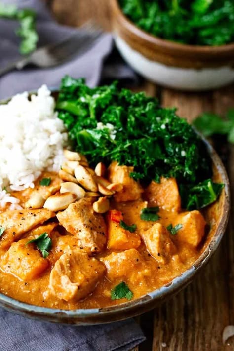 African Chicken & Peanut Stew. A slightly spicy, chicken and peanut stew that can be eaten on its own, or with rice. #African #Recipe #Stew #Homemade African Chicken, Peanut Butter Chicken, Peanut Stew, Stew Chicken Recipe, African Cooking, Peanut Chicken, Chicken Stew, Global Recipes, Idee Pasto Sano