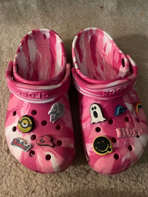 Taffy Pink Crocs Outfit, Pink Crocs Outfit Aesthetic, Pink Croc Fits, Croc Colors, Crocs Colors, Custom Crocs Pink, Black Crocs With Pink Charms, Pink Croc Inspiration, Pink Crocs Outfit