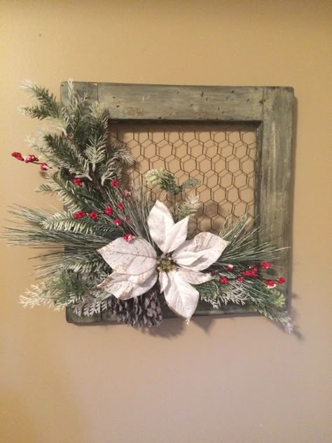 Christmas decor. Frame with chicken wire bought at craft store and glued a few Christmas floral picks.  Simple and so pretty. Frame With Chicken Wire, Chicken Wire Crafts, Hanger Christmas, Christmas Picture Frames, Picture Frame Crafts, Christmas Decorations Wreaths, Christmas Wreaths To Make, Christmas Wood Crafts, Christmas Frames