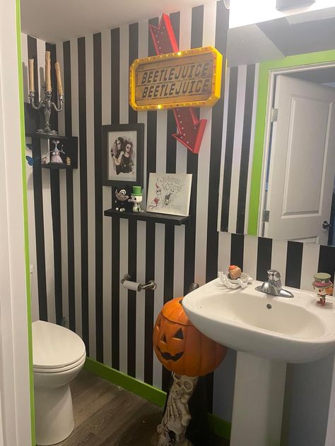 Tim Burton Bathroom, Beetlejuice Bathroom Decor, Beetle Juice Bathroom, Beetlejuice Furniture Diy, Beetle Juice Room, Tim Burton Inspired Room, Beetlejuice Bedroom Ideas, Beetlejuice Bathroom Ideas, Beetlejuice Room Decor