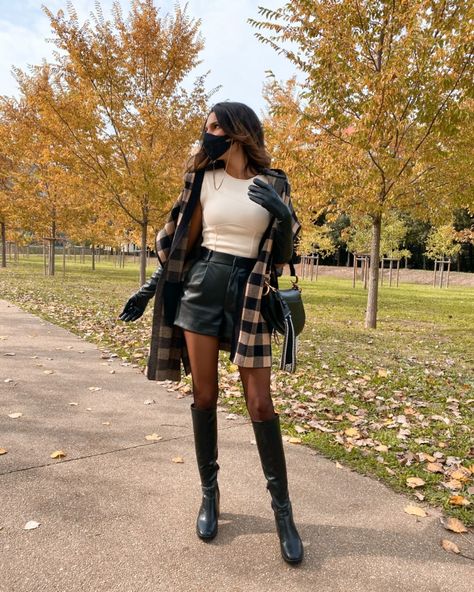 Outfit Jupe Cuir, Look Short En Cuir, Outfit Jupe En Cuir, Faux Leather Shorts Outfit Fall, Bear Boots, Leather Shorts Outfit, Short Zara, Fashion Trends Magazine, Cold Outfit