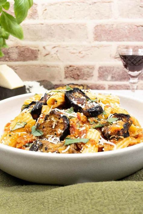 Easy pasta alla Norma - Splash of Taste - Vegetarian Recipes Pasta A La Norma, Recipe With Eggplant, Roasted Eggplant Pasta, Italian Red Wine, Eggplant Pasta, Eggplant Recipes Easy, Quick Easy Dinners, Pasta Alla Norma, Marinara Sauce Homemade