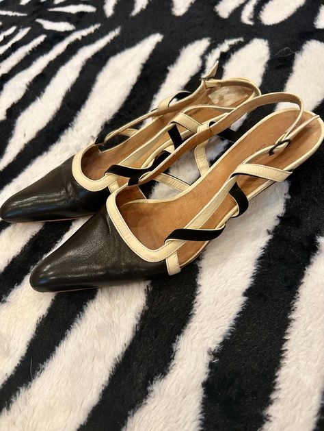 Authentic vintage Dries Van Noten black and white sling-back kitten heels, ideal for a chic and retro-inspired look.    Please note that all items are vintage and/or pre-loved and may come with imperfections. These shoes do show some signs of wear. I do my best to check for damage and list items accordingly. Please reach out if you have additional questions. Vintage Slingback Heels, Sling Back Heels, Black Tweed, Sling Back, Slingback Heel, Dries Van Noten, Carrie Bradshaw, Fashion Fits, Dream Shoes