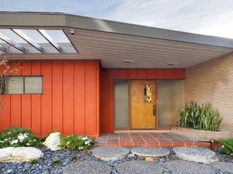 Open House Obsession: 1950’s Ranch With a New Look in Los Mid Century Modern Exterior Paint Colors, Retro House Exterior, Mid Century Modern Exterior Paint, Modern Exterior House Colors, Mcm Exterior, Modern Exterior Paint Colors, Mid Century Modern Exterior, Mid Century Exterior, Mid Century Architecture