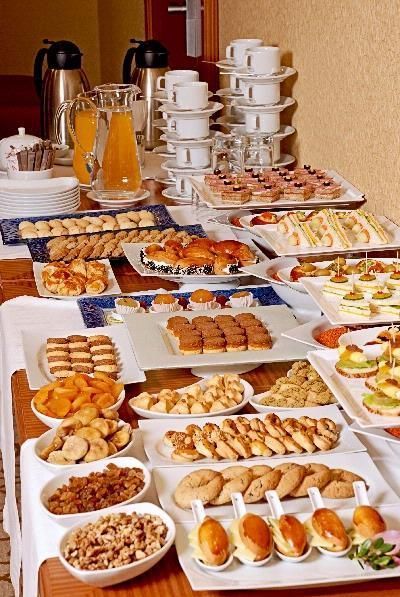 COFFE BREAK Morning Brunch, Brunch Buffet, Food Displays, Snacks Für Party, Tea Break, Food Display, Brunch Party, Breakfast Buffet, Party Food Appetizers