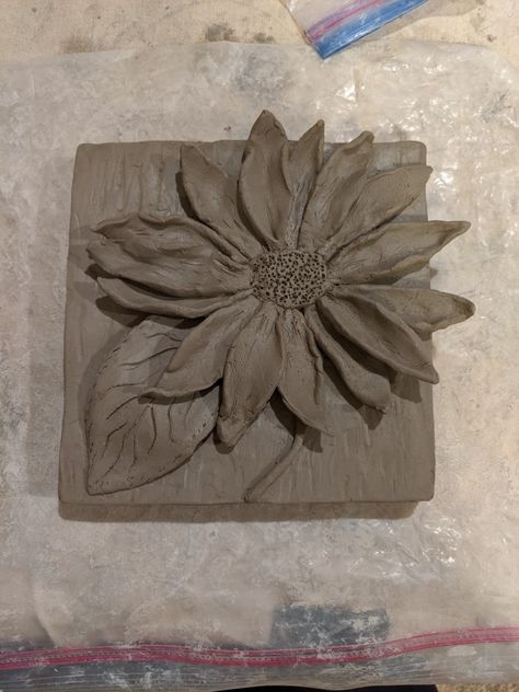 Clay Relief Sculpture Flowers, Relief Tiles Ceramics Ideas, Clay Tile Ideas, Clay Tiles Designs, Ceramic Relief Tiles, Relief Tile, Ceramics Bowls Designs, Cuadros Diy, Ceramic Tile Art