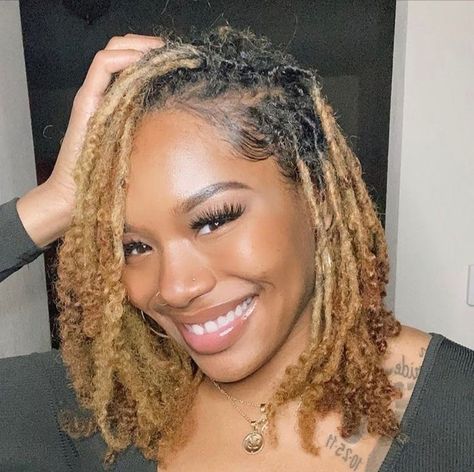 Honey Blond Micro Locs, Blonde Ombre Locs Black Women, Blonde Ombré Locs, Highlighted Locs Black Women, Locs With Blonde Tips, Blonde Loc Extensions, Honey Blonde Locs Black Women, Blonde Locs Black Women, Bleached Locs