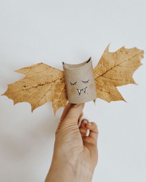 Toilet Paper Roll Monsters, Toddler Halloween Decorations, Hobbit Crafts For Kids, Halloween Crafts For Teens, Toddler Arts And Crafts, Autumn Crafts, Halloween Diy Crafts, Crafty Kids, Halloween Crafts For Kids