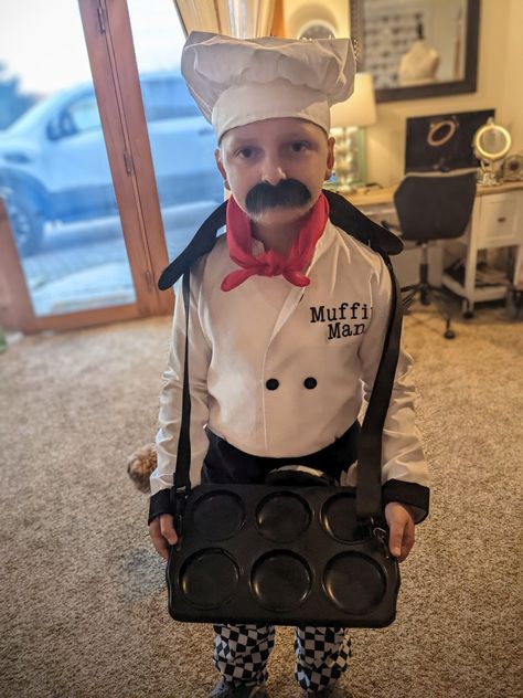 Halloween costume idea for our house to yours! Muffin Man Costume, Nursery Rhyme Costume, Diy Costumes Men, The Muffin Man, School Costume, Halloween Costume Idea, Muffin Man, Diy Nursery, Diy For Men