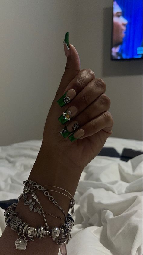 Hunter Green Nails Acrylic Short, Almond Nails Designs Dark Green, Short Hunter Green Nails, Short Nails Emerald Green, Money Green Nails Acrylic, Emerald Green Press On Nails, Emerald Green And Gold Nails Acrylic Almond, Birthday Nails Emerald Green, Green Birthday Nails Acrylic