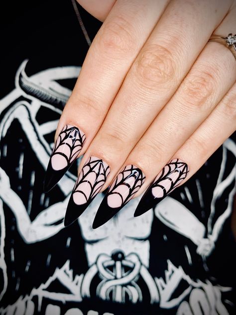 A classic french tip set with a spider web twist. Perfect for halloween or spooky ghouls!✨ About our press on nails: 💅 Reusable 💅 Made with quality products 💅 Durable 💅 Flexible at the bottom for a comfortable fit. Application kit included Ongles Goth, Web Nails, Horror Nails, Nail Art Halloween, Holloween Nails, Halloween Acrylic Nails, Gothic Nails, October Nails, Goth Nails