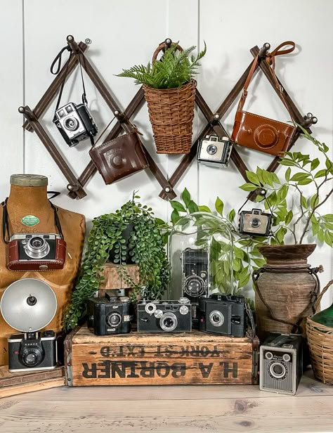 Fall Booth Displays Vintage, Suitcase Display, Vintage Camera Decor, Antique Booth Displays, Vintage Fall Decor, Antique Booth Ideas, Cottage Decor Farmhouse, Old Cameras, Primitive Furniture