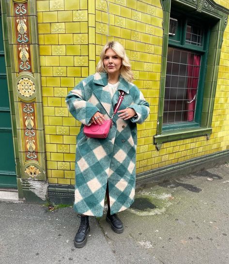 Libby Faulkner’s Instagram profile post: “My new coat, a love story x” Blonde Highlights Curtain Bangs, Highlights Curtain Bangs, Blonde Hair Winter, Maximal Fashion, Hair Winter, Checkered Coat, A Love Story, Blonde Highlights, Winter Outfit