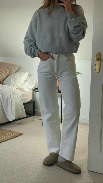 White Jeans Grey Sweater, Neutral Sweatshirt Outfit, Off White Pants Outfit Fall, Outside Work Outfit, Later Summer Outfit, White Jean Autumn Outfit, Outfits With Off White Pants, White Denim Jeans Outfit Winter, White Jeans Going Out Outfit