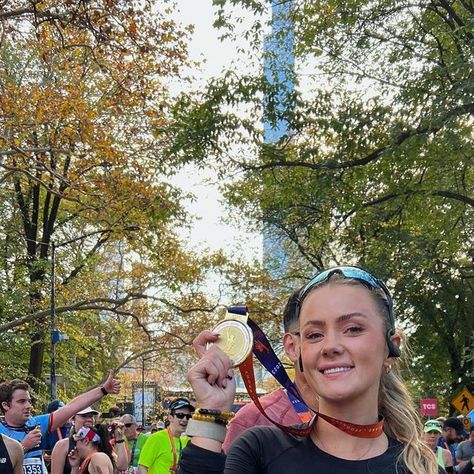 HOLLY BROOKS on Instagram: "NEW YORK CITY MARATHON COMPLETED 🇺🇸🗽 Honestly what an absolutely incredible experience. I am not going to sugar coat anything because that was TOUGH. I faced so many challenges I haven’t before, including quad cramp and hitting THE wall. I’ve always heard of the wall but at mile 16 it smacked me right in the face. BUT you know what, I never gave up, I positive affirmationed the sh*t out of the situation and I COMPLETED IT! I even shaved a minute off my time from Paris so a win is a win (finishing chip time 4.06.05) 🫶🏻 Thank you for all the good luck wishes and support 🫶🏻 and shoutout to @strava for making my running dreams come true x (gifted trip)" Holly Brooks Running, New York City Marathon, A Win Is A Win, New York Marathon, Good Luck Wishes, Instagram New York, City Marathon, Finish Strong, Brooks Running