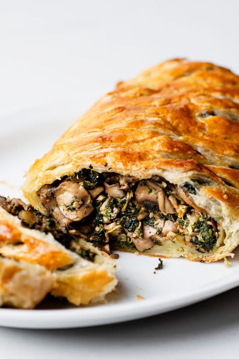 This Vegan Mushroom Wellington Will Be the Star of Your Holiday Dinner Mushroom Wellington Vegan, Vegan Mushroom Wellington, Vegan Wellington, Mushroom Wellington, Vegan Christmas Dinner, Vegan Main Course, Vegan Mushroom, Vegan Holidays, Beef Wellington