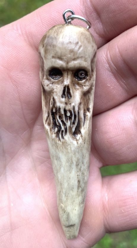 Skull Wood Carving, Antler Carving Ideas, Antler Carving, Deer Antler Jewelry, Deer Antler Crafts, Dremel Crafts, Wood Carving Faces, Antler Crafts, Dremel Carving